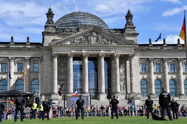 Bilder des Jahres 2020, News 08 August News Themen der Woche KW35 Tausende Menschen demonstrieren gegen die Coronavirus-Auflagen. Die selbsternannten Reichsbürger versammeln sich vor dem Reichstagsgebäude. Berlin, 29.08.2020. *** Thousands of people demonstrate against the coronavirus conditions The self-proclaimed citizens of the Reich gather in front of the Reichstag building Berlin, 29 08 2020 Foto:xF.xKernx xFuturexImage