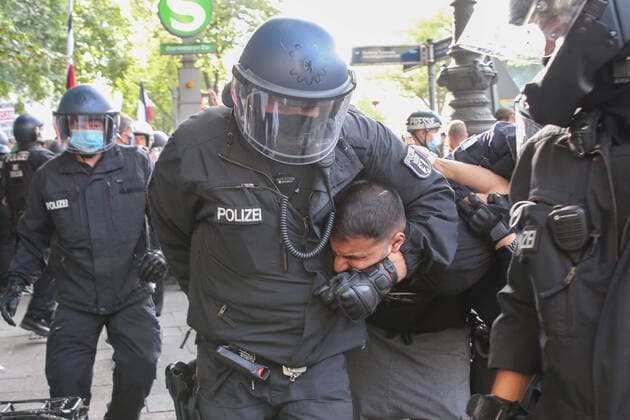 Bilder des Jahres 2020, News 08 August News Themen der Woche KW35 News Bilder des Tages Im Bild: Die Festnahme von Attila Hildmann bei der Demo an der russischen Botschaft (am 29.08.2020) Berlin - Attila Hildmann bei Corona-Demonstration festgenommen *** In picture The arrest of Attila Hildmann at the demonstration at the Russian embassy on 29 08 2020 Berlin Attila Hildmann arrested at Corona demonstration