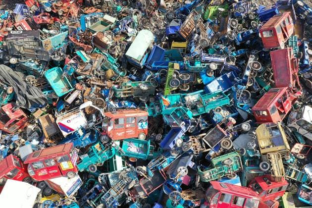 IMAGO Nature: Unsere Erde, Umweltverträgliche Herausforderungen des 21. Jahrhunderts, Recycling Stacked together scrapped old motor vehicles waiting to be dismantled  668307640144887823