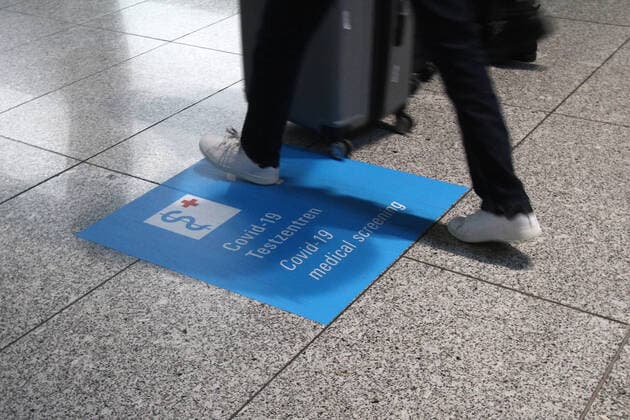 Wegweiser mit Richtungspfeil zeigen in Richtung der Covid-19 Testzentren mit Abstrichzentrum von Centogene im Flughafen Frankfurt, Hessen, Deutschland