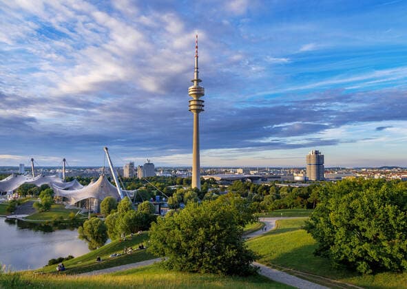 Olympiagelände, Park mit Olympiasee und Fernsehturm, Olympiaturm, Olympiapark, München, Oberbayern, Bayern, Deutschland, Europa Olympiapark in München, Bayern, Deurschland *** Olympic site, park with Olympic lake and television tower, Olympic tower, Olympic park, Munich, Upper Bavaria, Bavaria, Germany, Europe Olympic park in Munich, Bavaria, Germany