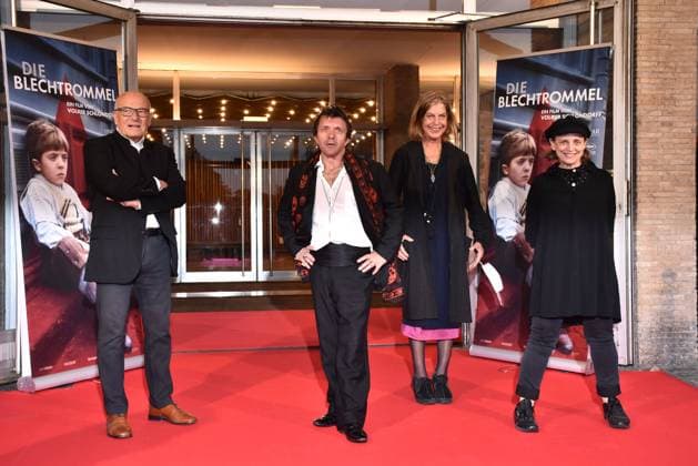 Bilder des Jahres 2020, Entertainment 08 August Entertainment Themen der Woche KW35 Entertainment Bilder des Tages Volker Schlöndorff, David Bennent, Angela Winkler und Katharina Thalbach bei der Premiere zum Kino Revival vom Filmklassiker Die Blechtrommel (startet in überarbeiteter Ultra HD Technik ab 31.08.2020) am 30.08.2020 im Kino International in Berlin Die Blechtrommel Filmleinwand Revival Premiere in Berlin *** Volker Schlöndorff, David Bennent, Angela Winkler and Katharina Thalbach at the premiere of the Revival cinema from the film classic The Tin Drum starts in revised Ultra HD technology from 31 08 2020 on 30 08 2020 at Kino International in Berlin The Tin Drum Revival screen premiere in Berlin 