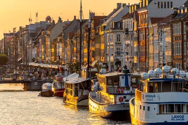 Nyhaven Bunte Häuser, Restaurants und historische Schiffe am Kanal und Hafen Nyhavn, Kopenhagen, Dänemark, Europa Colourful facades, Restaurants and old ships along the Nyhavn Canal and harbour, Copenhagen, Denmark, Europe
