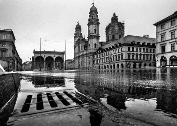 IMAGO History, Ölpreiskrise 1973 München, Fahrverbot, Odeonsplatz Feldherrnhalle Theatinerkirche 25. November 1973 erster Autofreier Sonntag, Sonntagsfahrverbot, Ölpreiskrise, Ölkrise, Ölpreisschock, Benzin, Treibstoff, Heizöl, Energiesicherungsgesetz, Fahrverbot *** Munich, driving ban, Odeonsplatz Feldherrnhalle Theatinerkirche 25 November 1973 first car-free Sunday, Sunday driving ban, oil price crisis, oil crisis, oil price shock, petrol, fuel, heating oil, energy security law, driving ban Copyright: xHeinzxGebhardtx