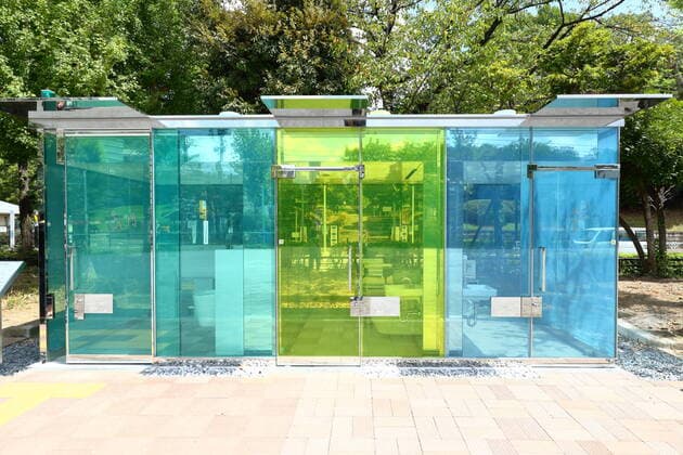 Architektur von Shigeru Ban A general view of a transparent public toilet designed by Shigeru Ban, which its outer walls of glass would turn opaque when the lock is closed, is seen in Tokyo, Japan on August 28, 2020.  (143307883)