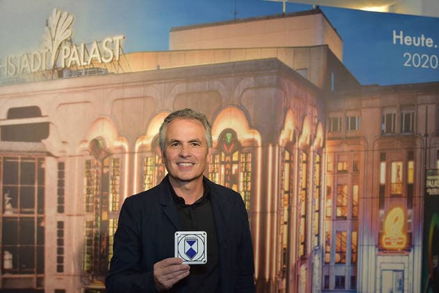 Bilder des Jahres 2020, Entertainment 08 August News Bilder des Tages FriedrichstadtPalast unter Denkmalschutz Berndt Schmidt erhaelt die ofizielle DenkmalPlakette fuer sein FriedrichstadtPalast in Berlin am 31.08.2020 *** FriedrichstadtPalast under monument protection Berndt Schmidt receives the official monument plaque for his FriedrichstadtPalast in Berlin on 31 08 2020 Photopress Mueller