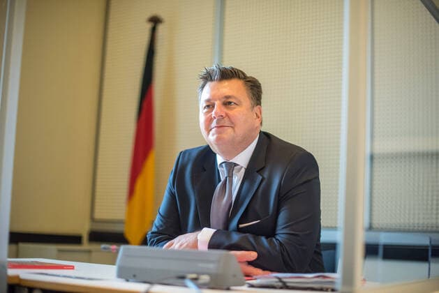 Politik Berlin Innenausschuss Sitzung des Innenausschuss des Berliner Abgeordnetenhaus am Montag den 31. August 2020. Wichtiges Thema der Sitzung war die Ausschreitungen sog. Corona-Querdenker , Verschwoerungsanhaenger und Rechtsextremer am Wochenende zuvor, bei denen u.a. versucht wurde das Reichstagsgebaeude zu stuermen. Im Bild: Innensenator Andreas Geisel, SPD. 31.8.2020, Berlin *** Politics Berlin Interior Committee Meeting of the Interior Committee of the Berlin House of Representatives on Monday, August 31, 2020 An important topic of the meeting was the riots of so-called Corona Lateral thinkers, conspiracy supporters and right-wing extremists on the weekend before, in which, among other things, an attempt was made to storm the