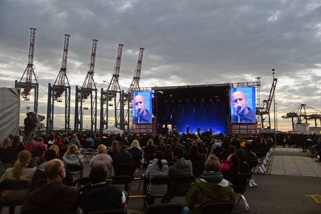 News Bilder des Tages Hamburg der 31.08.2020, Milow, eigentlich Jonathan Ivo Gilles Vandenbroeck, ist ein belgischer Singer-Songwriter. Er spielte ein Konzert im Cruise Inn Hamburg. Einer bestuhlten Konzertfläche auf dem Gelände des Cruise Terminal Steinwerder. Seit Corona finden auf dem Parkplatz des Kreuzfahrtterminals Konzerte und Veranstaltungen statt. Rund 1000 Menschen haben auf der bestuhlten Eventfläche Platz. Milow füllte das Cruise Inn im Hamburger Hafen, Hamburg-Steinwerder Hamburg Deutschland