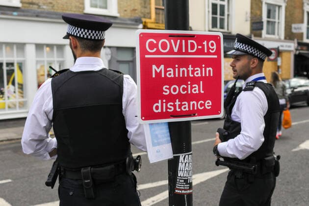 Bilder des Jahres 2020, News 08 August News Bilder des Tages (200831) -- LONDON, Aug. 31, 2020 -- Police officers patrol on a street of the Notting Hill area in London, Britain, on Aug. 31, 2020. The Notting Hill Carnival, an annual event featuring sound systems and parade bands that has taken place on streets in west London since the mid-1960s, was held virtually from Aug. 29 to 31 as Britain is fighting to check the spread of coronavirus. (Photo by Tim Ireland Xinhua) BRITAIN-LONDON-NOTTING HILL CARNIVAL-GOING VIRTUAL-FINAL DAY HanxYan TimxIreland 