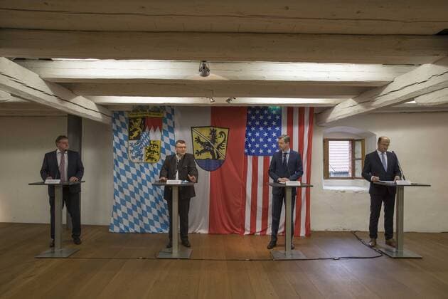 Pressegespräch mit Vilsecks Bürgermeister Hans-Martin Schertl, Staatsminister Dr. Florian Herrmann, MdL, dem Parlamentarischen Staatssekretär bei der Bundesministerin der Verteidigung Thomas Silberhorn, MdB, und Staatsminister Albert Füracker, MdL, (von links nach rechts).Am 29. August 2020 haben Staatsminister Dr. Florian Herrmann, MdL, und die Stadt Vilseck zu einem Informationsaustausch auf der Burg Dagestein in Vilseck anlässlich des angekündigten US-Truppenabzugs aus Bayern eingeladen. An dem Gespräch nahmen der Parlamentarische Staatssekretär bei der Bundesministerin der Verteidigung Thomas Silberhorn, MdB, Bayerns Finanzminister Albert Füracker, MdL, Landräte, Abgeordnete und Bürgermeister der betroffenen Kommunen sowie Arbeitnehmerv