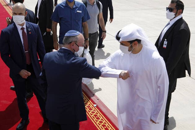 Bilder des Jahres 2020, News 09 September News Themen der Woche KW36 News Bilder des Tages Israeli National Security Advisor Meir Ben-Shabbat elbow bumps with an Emirati official as he makes his way to board the plane to leave Abu Dhabi, United Arab Emirates on Tuesday, September 1, 2020. An Israeli delegation and American officials visit the UAE for talks. Pool  UAE2020090109 NIRxELIAS