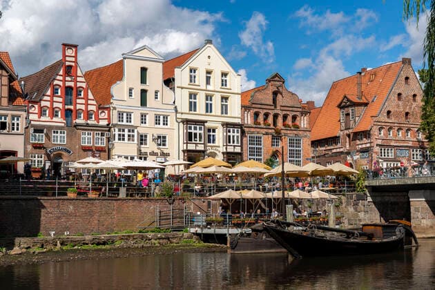 Die Altstadt von Lüneburg, Platz Stintmarkt am Fluss Ilmenau, historisches Hafenviertel, viele Restaurants, Kneipen, CafÃ s, Niedersachsen, Deutschland, Lüneburg