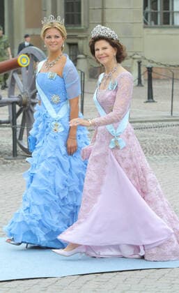 Schweden Hochzeit 19.06.2010 Madeleine Therese Amelie Josephine Prinzessin von Schweden und Herzogin von Haelsingland und Gaestrikland + Mutter, Silvia Renate, Koenigin von Schweden (Queen, Princess of Sweden, geb. Sommerlath) im Paradehof des Koenigsschloss, Hoegvaktsterrassen, Stockholm, Schweden, bei der Feier zur Hochzeit von Victoria Kronprinzessin von Schweden und PrinzDaniel vonSchweden (geb. OlofDanielWestling) - 19.06.2010 -