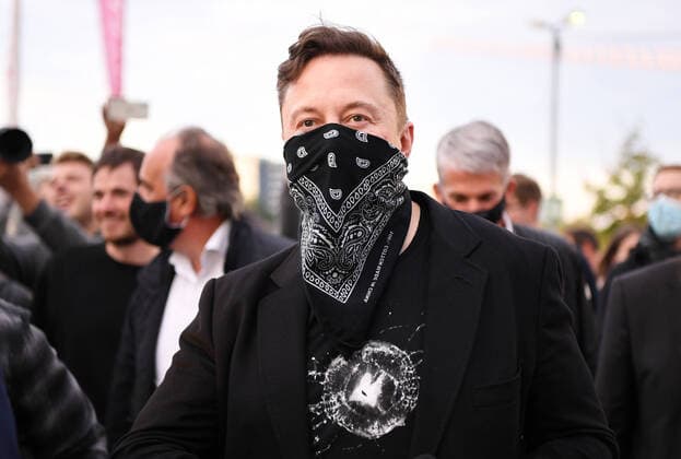 Bilder des Jahres 2020, Entertainment 09 September Entertainment Themen der Woche KW36 Entertainment Bilder des Tages Tuebingen 01.09.2020 Tesla-Chef Elon Musk mit Maske zu Fuss unterwegs im Technologiepark in Tuebingen beim der Biopharma-Unternehmen Curevac, umringt von Fans und Medien. *** Tuebingen 01 09 2020 Tesla boss Elon Musk with mask on foot in the technology park in Tuebingen at the biopharma company Curevac, surrounded by fans and media