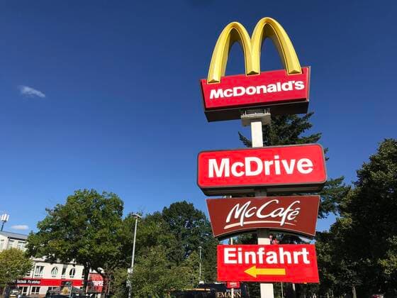 Das Logo der Fastfood Kette McDonaldÂ s an einer Filiale 01.09.2020