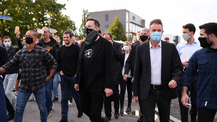 Tuebingen 01.09.2020 Tesla-Chef Elon Musk (Mitte li) und Curevac Gruender und Vorstandsvorsitzender Ingmar Hoerr (Mitte re) zu Fuss unterwegs im Technologiepark in Tuebingen beim der Biopharma-Unternehmen Curevac umringt von Bodyguards. *** Tuebingen 01 09 2020 Tesla boss Elon Musk middle left and Curevac founder and CEO Ingmar Hoerr middle right on foot in the technology park in Tuebingen at the biopharmaceutical company Curevac surrounded by bodyguards