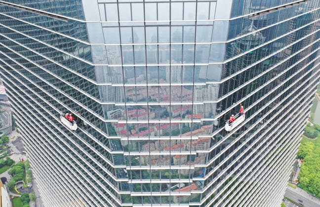 IMAGO Creative: Dichotomien, Reflexionen - Architektur IMAGO Creative: Dichotomien, Reflexionen Builder in the Landmark Architecture Landscape of Lujiazui City, Shanghai Window Cleaner of the Global Financial Center  706124466415599622