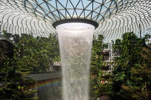 28.08.2020, Singapur, Republik Singapur, Asien - Blick vom Canopy Park auf das Forest Valley und den HSBC Rain Vortex Wasserfall im neuen Jewel Terminal am internationalen Flughafen Changi. Der Entwurf stammt vom Architekturbuero Moshe Safdie. *** 28 08 2020, Singapore, Republic of Singapore, Asia View from Canopy Park to Forest Valley and the HSBC Rain Vortex Waterfall in the new Jewel Terminal at Changi International Airport The design is by Moshe Safdie