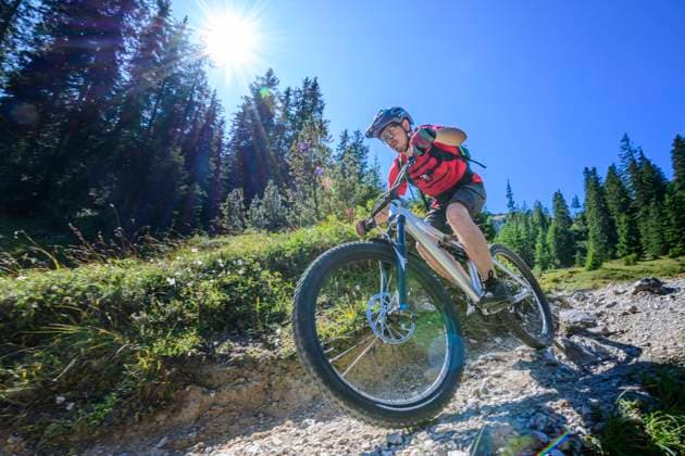 MTB-Tour am Itonskopf Zwei junge Sportler absolvieren gemeinsam eine anspruchsvolle Mountainbike-Runde im Montafon. Schweißtreibende Auffahrten, knifflige Single-Trails und entspannte Flow-Passagen gepaart mit herrlicher Landschaft und spektakulären Ausblicken in die Bergwelt Vorarlbergs ... Könner auf dem Mountainbike unterwegs auf einem Single-Trail Schruns-Tschagguns Bartholomäberg Vorarlberg Österreich