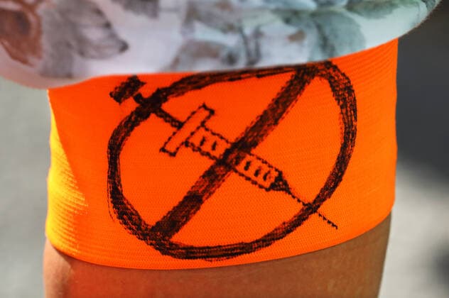 Demonstration Tag der Freiheit - Tausende feiern das Ende der Pandemie und den Tag der Freiheit in Berlin mit einem Umzug durch das Regierungsviertel - Berlin, Deutschland, DEU, GER, 01.08.2020 - Tausende Menschen gehen aus Protest gegen die Corona-Einschränkungen auf die Straße. Zur Demo aufgerufen haben die Stuttgarter Initiative ãQuerdenken 711Ò und die Berliner ãKommunikationsstelle Demokratischer WiderstandÒ, eine Mischung aus Verschwörungstheoretikern, Rechtsextremen und Virusleugnern. Trotz geltender Hygienevorschriften tragen die Demonstranten nur sehr vereinzelt einen Mund-Nasen-Schutz und halten keinen Abstand zueinander. Der Aufzug wird daraufhin vorzeitig aufgelöst und gegen den verantwortlichen Veranstalter Strafanzeige gestell