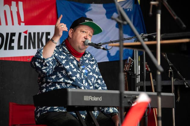 Entertainment Themen der Woche KW36 Sebastian Krumbiegel bei der Kundgebung der Partei Die Linke zum Weltfriedenstag auf dem Alaunplatz. Dresden, 01.09.2020 *** Sebastian Krumbiegel at the rally of the party Die Linke for the World Peace Day at the Alaunplatz Dresden, 01 09 2020 Foto:xM.xWehnertx xFuturexImage