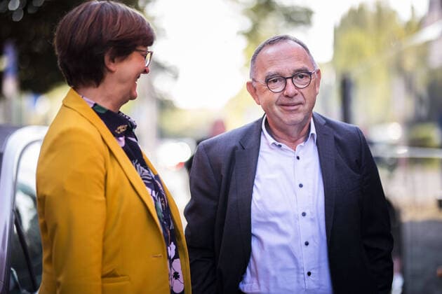 (L-R) Saskia Esken, Bundesvorsitzender der SPD, und Norbert Walter-Borjans, Bundesvorsitzender der SPD, aufgenommen im Rahmen der Pressereise durch das Ruhrgebiet in Neuss, 02.09.2020. Neuss Deutschland *** L R Saskia Esken, Federal Chairman of the SPD, and Norbert Walter Borjans, Federal Chairman of the SPD, recorded during the press trip through the Ruhr area in Neuss, 02 09 2020 Neuss Germany Copyright: xFlorianxGaertner photothek.netx