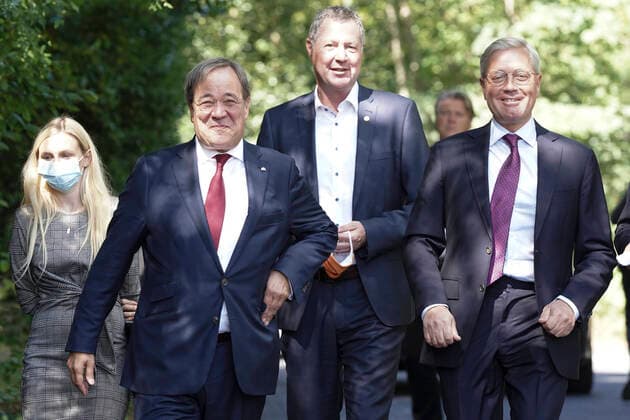 Bilder des Jahres 2020, News 09 September News Themen der Woche KW36 News Bilder des Tages Eroeffnung des BesucherzentrumSchauplatz Petersberg mit NRW Ministerpraesident Armin Laschet Aktuell, 02.09.2020, Koeningswinter, Petersberg, NRW Ministerpraesident Armin Laschet gemeinsam mit Norbert Roettgen auf dem Weg zur Ausstellung Schauplatz Petersberg Koenigswinter Nordrhein-Westfalen Deutschland *** Opening of the Petersberg Visitors CentreScene Petersberg with NRW State Premier Armin Laschet Aktuell, 02 09 2020, Koeningswinter, Petersberg, NRW State Premier Armin Laschet together with Norbert Roettgen on the way to the exhibition Scene Petersberg Koenigswinter North Rhine-Westphalia Germany