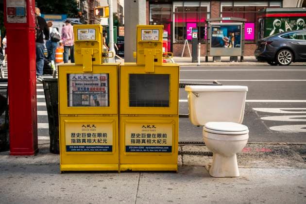 Epoch Times newspaper boxes in New York Newspaper boxes for the Epoch Times, with a discarded toilet bowl, in Chelsea in New York on Sunday, August 30, 2020. (  RichardxB.xLevine