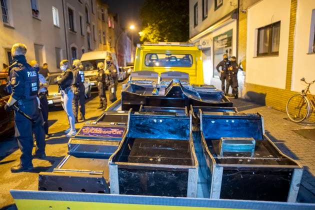 15.08.2020, DU Duisburg , Razzia gegen Clankriminalität in verschiedenen Stadtteilen von Duisburg. Razzia der Polizei an der Annastraße in Rheinhausen , hier findet die Polizei 17 illegale Geldspielautomaten im Hinterzimmer einer Teestube. Die Geldspielautomaten werden sichergestellt und abtransportiert. *** 15 08 2020, YOU Duisburg , Raid against clan crime in various districts of Duisburg Police raid on Annastraße in Rheinhausen , here the police find 17 illegal slot machines in the back room of a tea room The slot machines are seized and removed