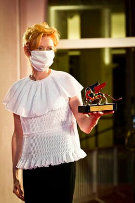 Foto IPP - Daniele Cifala™ - 02 09 2020 - The 77th Venice Film Festival - 77 Mostra Internazionale d™Arte Cinematografica - nella foto: Tilda Swinton riceve il leone d oro alla carriera poses on the red carpet with the Golden Lion Lifetime achievement award