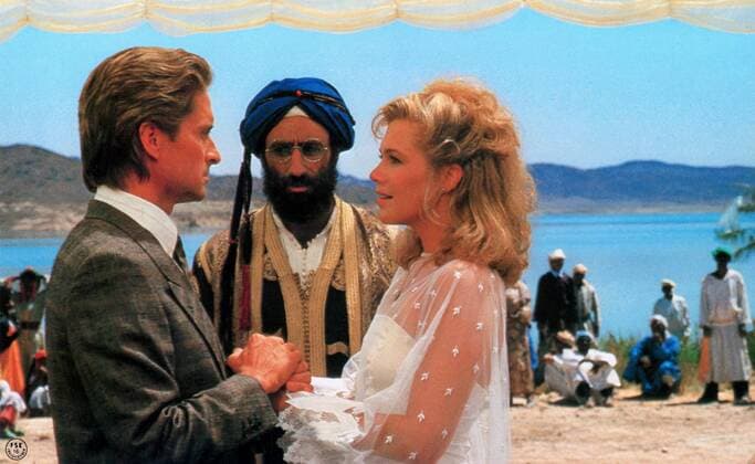 MICHAEL DOUGLAS, AVNER EISENBERG, KATHLEEN TURNER THE JEWEL OF THE NILE MICHAEL DOUGLAS, AVNER EISENBERG, KATHLEEN TURNER Date: 1985. Strictly editorial use only in conjunction with the promotion of the film. Credit line mandatory. This image is copyright of the film company and is supplied under the terms of issue as film still. No commercial or book cover use permitted without prior consent from the film company.  Mandatory credit line: Image courtesy 20TH CENTURY FOX Ronald Grant Archive Mary Evans