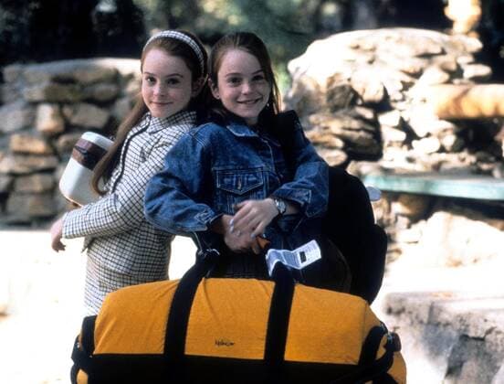 THE PARENT TRAP LINDSAY LOHAN playing twins Date: 1998. Strictly editorial use only in conjunction with the promotion of the film. Credit line mandatory. This image is copyright of the film company and is supplied under the terms of issue as film still. No commercial or book cover use permitted without prior consent from the film company.  Mandatory credit line: Image courtesy WALT DISNEY PICTURES Ronald Grant Archive Mary Evans