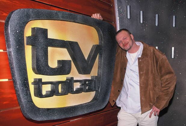 Der Moderator Stefan Raab vor dem Logo im TV Total Studio vor seiner 1. Sendung am 01.02.1999
