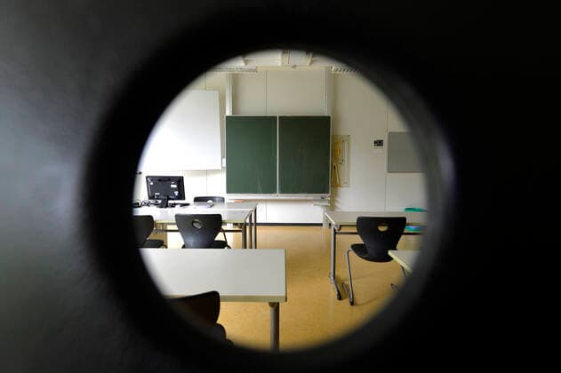 leeres Klassenzimmer, Einzeltische ohne Abstandsregel, Corona-Krise, Deutschland Wiederbeginn der Schule nach Corona-Lockdown, leeres Klassenzimmer, Deutschland