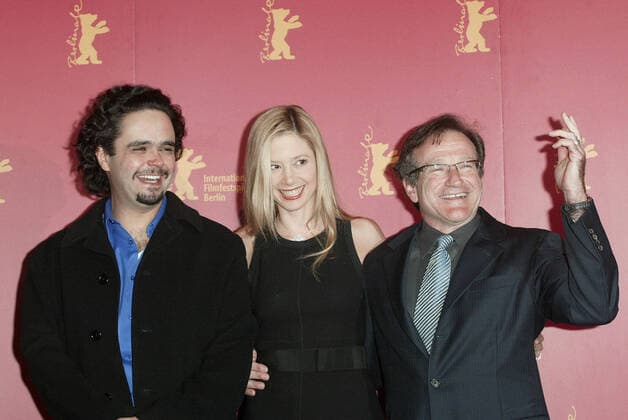 Omar Naim, Mira Sorvino & Robin Williams Director, Actress & Actor Berlin Film Festival 2004 Berlin, Germany 11 February 2004  Copyright: MaryxEvansxAllstarxDavidxGadd 12958697