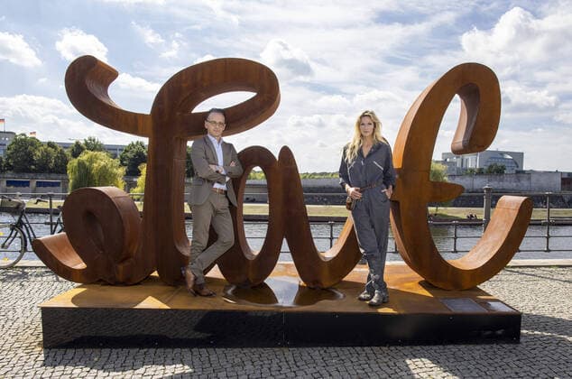 Bilder des Jahres 2020, News 09 September News Themen der Woche KW36 News Bilder des Tages Heiko Maas, Bundesaussenminister, mit der Performancekuenstlerin Mia Florentine Weiss vor ihrem Kunstwerk Love - Hate am Kapelle-Ufer in Berlin. Der Schriftzug liest sich von der einen Seite als Love, von der RâˆöÂºckseite hingegen als Hate. Das Ambigramm ist bewusst gewaehlt worden, um auf die Ambivalenz von Liebe und Hass in der modernen Welt hinzudeuten. 03.09.2020 Berlin Deutschland *** Heiko Maas, Federal Minister for Foreign Affairs, with performance artist Mia Florentine Weiss in front of her artwork Love Hate at the Kapelle Ufer in Berlin The lettering reads as Love on one side and RâˆöÂºckseite as Hate on the other The ambigram has been deliberately chosen to indicate the ambivalence of love and hate in the modern world 03 09 202 Copyright: xThomasxImo photothek.netx