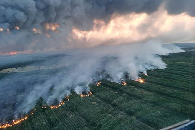IMAGO Nature: Unsere Erde, Klimawandel, WaldbrÃ¤nde Bilder des Jahres 2020, News 09 September News Themen der Woche KW36 News Bilder des Tages ROSTOV-ON-DON REGION, RUSSIA - SEPTEMBER 3, 2020: A Mil Mi-8AMTSh helicopter of the Russian Southern Military District s army aviation corps fights a wildfire at a forestry in Tarasovsky District. So far, wildfires in Belokalitvinsky, Kamensky, and Krasnosulinsky Districts have been put out; 550 people and 150 units of equipment continue battling the fire in Tarasovsky District. The Press Office of the Russian Southern Military District TASS  TS0E59F4