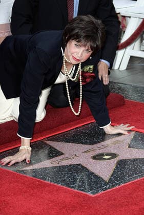 Cindy Williams Actress Penny Marshall & Cindy William Honoured On Hollywood Walk Of Fame Hollywood, Los Angeles, Usa 12 August 2004 Am 12.08.2004, Erhï¿½lt (Gemeinsam Mit Penny Marshall) Einen Stern Auf Dem Hollywood Walk Of Fame Fï¿½r Laverne & Shirley, Los Angeles (Ehrung) Honored With Star On The Hollywood Walk Of Fame For Laverne & Shirley  Copyright: MaryxEvansxAllstarxGrahamxWhitbyxBoot 12973022