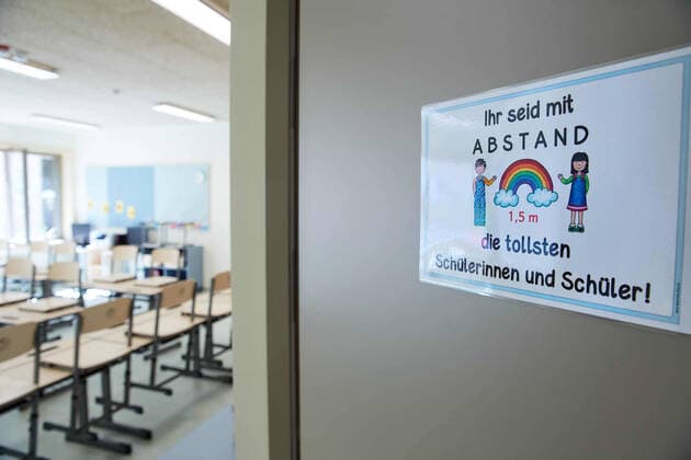 - Wien 03.09.2020 - Corona-Krise - Am 07.09. beginnt in Wien das neue Schuljahr das ganz unter dem Eindruck der Corona-Pandemie steht. Zwar sollen die Klassen normal besetzt sein allerdings gelten umfassende Hygieneregeln für die Schüler und das Lehrpersonal in allen Schulen. PHOTO: Die Klassenzimmer sind auf den Schulstart vorbereitet wie hier in der Ganztagsvolksschule Novaragasse im 2. Bezirk. Ein Abstands-Schild an der Tür erinnert an die aktuellen Corona-Schutzmaßnahmen. Schulstart während Coronavirus Pandemie