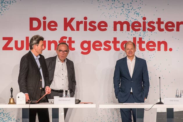 News Bilder des Tages Berlin, Klausurtagung der SPD-Bundestagsfraktion in Berlin Deutschland, Berlin - 03.09.2020: Im Bild ist Rolf Mützenich (Vorsitz der SPD-Bundestagsfraktion), Norbert Walter-Borjans (Parteivorsitzende SPD) und Olaf Scholz (Vizekanzler, Finanzminister, spd) vor Beginn der Klausurtagung der SPD in der STATION-BERLIN zu sehen. Berlin Berlin Deutschland
