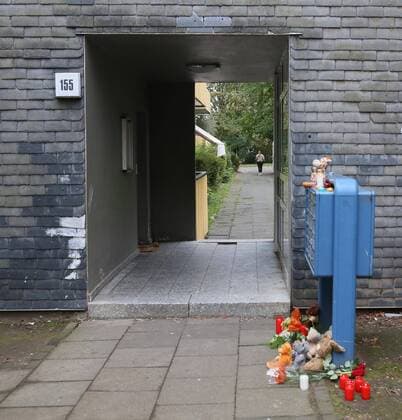 Bilder des Jahres 2020, News 09 September News Themen der Woche KW36 Tragödie in Solingen, 5 Kinder sterben. Ein Tag danach, Hauseingand Hasselstraße 155 *** Tragedy in Solingen, 5 children die One day later, Hausingand Hasselstraße 155