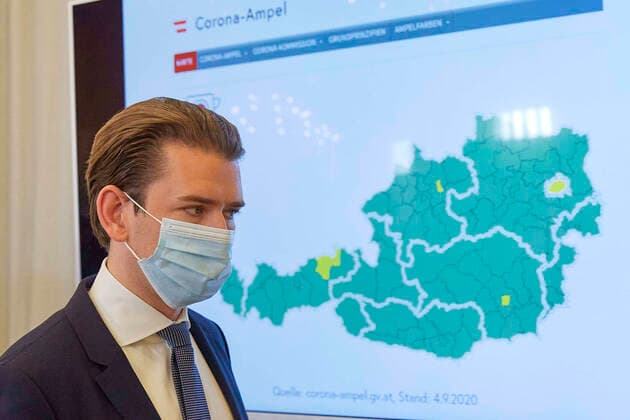 - Wien 04.09.2020 - Coronavirus-Krise - Am Vormittag fand im Bundeskanzleramt ein weitere Pressekonferenz der Regierungsspitze zum aktuellen Stand der Coronavirus-Krise statt. Auch wurde die seit heute geltende Corona-Ampel im Detail vorgestellt. PHOTO: Bundeskanzler Sebastian Kurz (ÖVP), mit der Corona-Ampel am Bildschirm . Vienna (Austria) - Coronavirus crises - This morning another press conference of the top government on the current status of the coronavirus crisis took place in the Federal Chancellery. The Corona traffic light, which has been in effect since today, was also presented in detail. Pressekonferenz zum Stand der Coronavirus-Krise