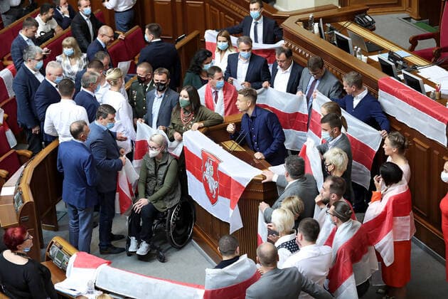 Bilder des Jahres 2020, News 09 September News Themen der Woche KW36 News Bilder des Tages KYIV, UKRAINE - SEPTEMBER 4, 2020 - MPs hold historical white-red-white flags of Belarus at a regular sitting of the Verkhovna Rada, Kyiv, capital of Ukraine. Verkhovna Rada sitting on September 4, 2020  Copyright: xHennadiixMinchenkoNWSx