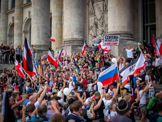Versammlung für die Freiheit - Berlin invites Europe am 29.08.2020 in Berlin Demonstranten besetzen die Stufen vor dem Bundestag und Proklamieren einen Sturm auf den Reichstag und schwengen Reichsflaggen und rufen eine Revolution aus. Berlin Berlin-Mitte Berlin Germany *** Assembly for Freedom Berlin invites Europe on 29 08 2020 in Berlin Demonstrators occupy the steps in front of the Bundestag and proclaim a storm on the Reichstag and wave Reich flags and call for a revolution from Berlin Berlin Mitte Berlin Germany