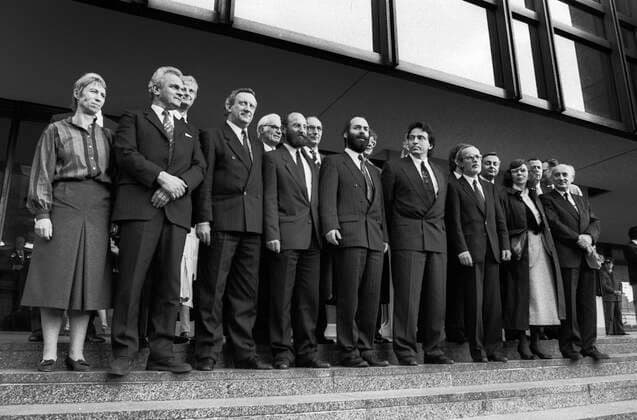 Deutschland, Berlin , 12.04.1990 Archiv-Nr.: 15-42 Sitzung Volkskammer Foto: Ministerpraesident Lothar de Maiziere (4 v.r.) und die erste freigewaehlte Regierungsmannschaft der DDR Sitzung Volkskammer *** Germany, Berlin , 12 04 1990 Archiv Nr 15 42 Meeting Volkskammer Photo of Prime Minister Lothar de Maiziere 4 v r and the first freely elected government team of the GDR Meeting Volkskammer