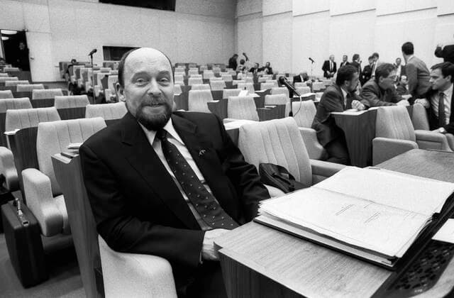 Deutschland, Berlin , 12.04.1990 Archiv-Nr.: 15-40 Sitzung Volkskammer Foto: Rainer Eppelmann, Verteidigungsminister in der Volkskammer Sitzung Volkskammer