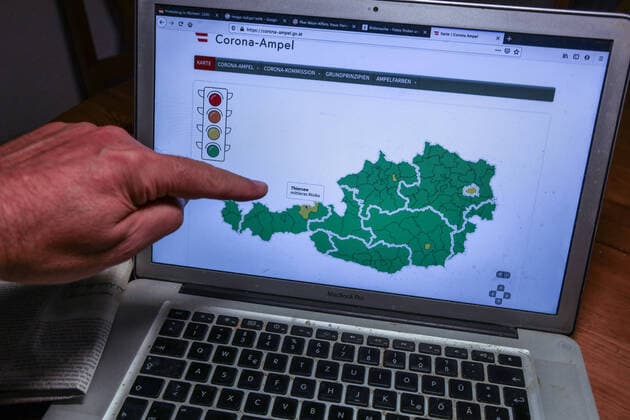 Start der Corona-Ampel in Österreich - Aufruf der Informationen an einem MacBook. Vier Regionen in Österreich sind auf Gelb geschaltet worden. Vom mittleren Risiko betroffen sind Wien, Linz, Graz sowie der Bezirk Kufstein. (Österreichisches Bundesministerium für Soziales, Gesundheit, Pflege und Konsumentenschutz)