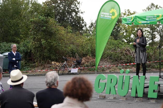 Die Bundesvorsitzende der Gruenen bei einem Wahlkampfauftritt in Pulheim bei Koeln Aktuell, 04.09.2020, Pulheim, Annalena Baerbock bei einem Wahlkampfauftritt vor Ihren Mitgliedern im Rahmen der NRW Kommunalwahl 2020 Pulheim Nordrhein-Westfalen Deutschland