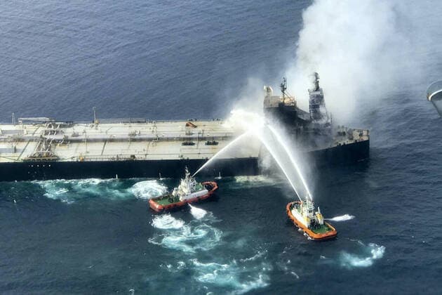 Bilder des Jahres 2020, News 09 September News Themen der Woche KW36 News Bilder des Tages (200904) -- COLOMBO, Sept. 4, 2020 -- Fireboats extinguish fire of an oil tanker in the seas off Sri Lanka s eastern coast, on Sept. 4, 2020. The Sri Lanka Navy on Friday evening said more vessels had joined the rescue efforts in dousing the flames on board an oil tanker which caught fire on Thursday morning in the seas off Sri Lanka s eastern coast. The oil tanker MT NewDiamond was heading to the Paradip Port in India carrying crude oil from Kuwait when a fire broke out in its engine room. ( Media Handout via Xinhua) SRI LANKA-OIL TANKER-FIRE SrixLankaxAirxForce 