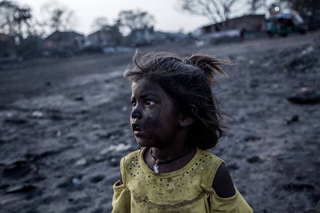 IMAGO Creative: Hunger February 19, 2020 Jharia, Jharkhand, India: Sikha, a 3 years old illegal coal miner, earns approx 2 USD daily. They are so poor that they are bound to work in such kind of polluted toxic risky environment, in order to support their family. Jharkhand s Jharia remains the most important coal mine of India. With its largest reserves mining has become a source of income for the poor local villagers. They are so poor that their children suffer from malnutrition. In spite of that they are forced to send their little ones to work in the dangerous mine which is a common ground for underground fires, suspension of poisonous gases, and pollution, etc. Additionally, illegal mining activities have made their conditions even worse. The poor villagers a  - ZUMA Pho 20200219_mda_b209_234 Copyright: xSupratimxBhattacharjeex